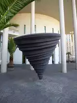 Freiburg, diese ca.2,50m hohe Eisenplastik steht als Kunstobjekt vor dem 1996 erffneten Konzerthaus, Juni 2014