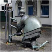 Osnabrck. Der Pumpenbrunnen des Bildhauers Hans Gerd Ruwe auf dem Vitihof.
06.07.2014