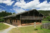 Ein ehemaliges Bauernhaus im Freilichtmuseum Finsterau. Stall, Scheune und Wohnbereich sind alle unter einem Dach untergebracht; Aufnahme vom 08.07.07.