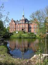 Schloss Schnhagen wird als Reha Klinik genutzt und war auch eines der Aufnahmeorte von der ZDF-Serie  Der Landarzt  und mitten im Teich ein Reiher (Kreis Rendsburg-Eckernfrde, Schleswig-Holstein, Mai 2010)