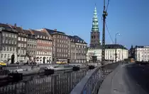 Kbenhavn / Kopenhagen eines Sommertages in den 1970er Jahren: Zu sehen sind die Strasse Gammel Strand (:  Altes Ufer ) auf der linken Seite des Kanals, ein Teil des Hjbro Plads mit dem Reiterstandbild vom Bischof Absalon und der Turm der Sankt Nikolaj Kirke, die seit 1805 keinen kirchlichen Zwecken dient.