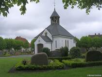 Mitten in der alten Fischersiedlung Holm befindet sich der Friedhof mit der Kapelle (Stadt Schleswig, Mai 2010)