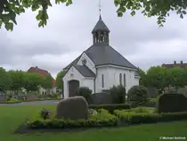 Mitten in der alten Fischersiedlung Holm befindet sich der Friedhof mit der Kapelle (Stadt Schleswig, Mai 2010)