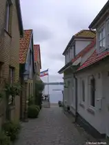 Dieser Stra�enzug in der alten Fischersiedlung Holm f�hrt hinunter zur Schlei (Stadt Schleswig, Mai 2010)