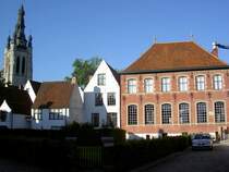 Kortrijk, Beginenhof und St. Martin Kirche, Beginenhof erbaut ab 1238, rechts das Gebude der Oberin (01.07.2014)