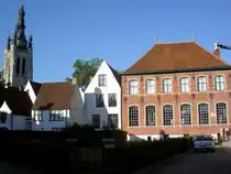 Kortrijk, Beginenhof und St. Martin Kirche, Beginenhof erbaut ab 1238, rechts das Gebude der Oberin (01.07.2014)