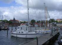 ber anliegende Segelboote mit Sicht auf Huser in Flensburg (Schleswig-Holstein, Mai 2010)