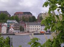 ber das Hafenbecken mit Sicht auf Huser in Flensburg (Schleswig-Holstein, Mai 2010)