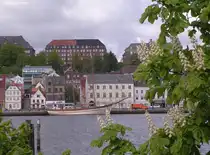 �ber das Hafenbecken mit Sicht auf H�user in Flensburg (Schleswig-Holstein, Mai 2010)