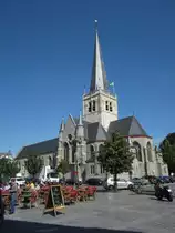 Waregem, St. Amandus und St. Blasius Kirche, erbaut um 1500, erweitert im 19. Jahrhundert zur dreischiffigen Hallenkirche, neugotische Fasssade von 1868 (01.07.2014)