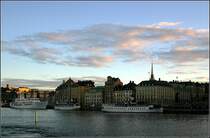 Abendstimmung �ber Gamla stan. Die Stadt ist schon weitgehend im Schatten, nur noch einzelne Geb�ude und T�rme werden von der Sonne bestrahlt. 18.8.2007 (Matthias)