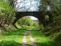 Belgien, Wallonien, Provinz Lttich, deutschsprachige Gemeinschaft, Brcke ber den Vennbahn Radweg (Strecke 47 in Belgien) zwischen Oudler und Burg Reuland. 23.04.2014