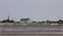Wremen. Das Hotel Deichgraf hat auf dem Deich eine exponierte Lage. Links im Bild der Turm der Willehadi-Kirche.
22.07.2014