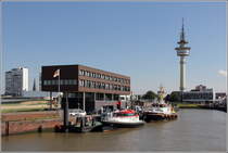 Bremerhaven. Das Anfang 2007 eingeweihte neue Lotsenhaus steht vor der Deichlinie in der Geestemndung. Rechts ist der Richtfunkturm des WSA Bremerhaven im Bild. 
22.07.2014