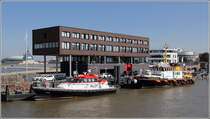 Bremerhaven. Das Anfang 2007 eingeweihte neue Lotsenhaus ist Domizil der Lotsenbrderschaften Weser I (Flusslotsen) und Weser II/Jade (Seelotsen), des Lotsbetriebsvereins und der DGzRS-Station Bremerhaven. Da es wegen der Nhe zum Fahrwasser vor der Deichlinie errichtet wurde, sind die wichtigen Rumlichkeiten in den oberen Etagen untergebracht. Bei Sturmflut steht das Gebude gelegentlich im Wasser.
22.07.2014