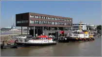 Bremerhaven. Das Anfang 2007 eingeweihte neue Lotsenhaus ist Domizil der Lotsenbr�derschaften Weser I (Flusslotsen) und Weser II/Jade (Seelotsen), des Lotsbetriebsvereins und der DGzRS-Station Bremerhaven. Da es wegen der N�he zum Fahrwasser vor der Deichlinie errichtet wurde, sind die wichtigen R�umlichkeiten in den oberen Etagen untergebracht. Bei Sturmflut steht das Geb�ude gelegentlich im Wasser.
22.07.2014