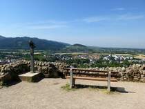 Staufen, der Platz vor der Burgruine bietet einen groartigen Blick bers Markgrflerland, Juni 2014