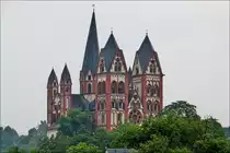 . Hoher Dom zu Limburg. 26.05.2014 (Hans)

Der Limburger Dom ist als hervorragendes Beispiel sptstaufischer Baukunst mit weitgehend erhaltener originaler Raumfassung und etlichen qualittvollen Ausstattungsstcken ein national bedeutendes Kulturdenkmal hchsten Ranges. In beraus beeindruckender landschaftlicher Lage auf dem felsigen Steilufer der Lahn gelegen, prgt er nicht nur das Stadtbild, sondern in der Fernsicht die gesamte nhere Umgegend.
