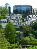 Luxemburg, Petruss-Tal. Unten im Bild die Quirinus Kapelle. Seit dem 11. Jahrhundert ist dieser Ort dem Heiligen Quirinus geweiht und seit Anfang des 13. Jahrhunderts fanden in den zwei Hhlen der Kapelle Gottesdienste statt. Die zum Teil in den Fels gehauene gotische Wallfahrtskapelle wurde 1355 errichtet; das Dach und die Glockentrmchen wurden Ende des 19. Jahrhunderts nachtrglich angebracht. Bis 1666 war St. Quirinus Schutzpatron der Stadt Luxemburg.  Oben im Bild die Gebude des Boulevard d'Avranches und der Monte de la Ptrusse. 25.04.2014