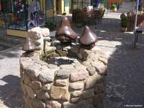 Kleiner Brunnen vor dem Restaurant  Borgerforeningen  in einem der Hfe in der Fugngerzone ( Holm ) in Flensburg (Schleswig-Holstein, Mai 2010)