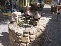Kleiner Brunnen vor dem Restaurant  Borgerforeningen  in einem der H�fe in der Fu�g�ngerzone ( Holm ) in Flensburg (Schleswig-Holstein, Mai 2010)