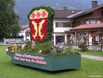 Fischen im Allg�u: Das aus Blumen gebildete Wappen der Gemeinde (Landkreis Oberallg�u, Bayern, August 2010)