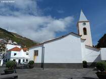 Die Hauptkirche in Cmara de Lobos heit  Igreja So Sebastio  (Madeira - Februar 2014) 