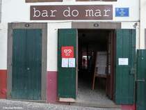 Blick durch die Gastst�tte direkt durch zum Hafen, C�mara de Lobos (Madeira - Februar 2014) 