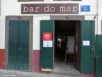 Blick durch die Gastst�tte direkt durch zum Hafen, C�mara de Lobos (Madeira - Februar 2014) 