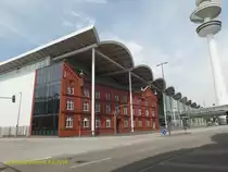 Hamburg am 8.6.2014: Messehallen an der Karolinenstr. mit der intregierten alten Fassade des Verwaltungsgeb�udes des fr�heren E-Kraftwerkes „Karoline“