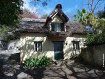 Reetdachgedecktes H�uschen im Garten der Qunita da Boa Vista oberhalb von Funchal (Madeira - Februar 2014)