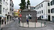 Fr�her das Haupteingangstor  Largo dos Varadouros , als es noch eine Stadtmauer gab, heute mittig auf einem kleinen Platz im Stadtzentrum von Funchal (Madeira - M�rz 2014)