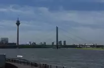 Blick �ber den Rhein in D�sseldorf u.a. mit der Rheinkniebr�cke und dem Fernsehturm (24.07.14)