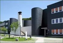 . Duale Hochschule L�rrach -

Blick vom Hof auf den oberen Bauteil der Schule. Runde Treppent�rme und der Kamin brechen die rechtwinklingen Bauteile auf. Die Treppe f�hrt zu einem Durchgang zu den Parkpl�tzen entlang der Stra�e. LRO-Architekten.

18.06.2013 (Matthias)