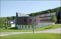 .Duale Hochschule Baden-W�rttemberg L�rrach - 

In sch�ner Aussichtslage �ber oberhalb von L�rrach nahe dem Wald befindet sich die dortige Duale Hochschule. Der Erweiterungsbau wurde von den Architekten Lederer, Ragnarsd�ttir, Oei (LRO-Architekten) geplant und 2008 fertiggestellt.

Zahlreiche weitere Aufnahmen finden sich:
http://architektur.startbilder.de/name/galerie/kategorie/architekten~lederer-ragnarsdttir-oei~2008-duale-hochschule-bw-loerrach.html

18.06.2013 (Matthias)

