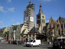 Diksmuide, Rathaus mit Belfried und St. Niklaas Kirche aus dem 14. Jahrhundert (02.07.2014)