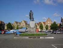 Diksmuide, Grote Markt mit Jacques Dixmude Denkmal (02.07.2014)
