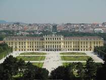 Blick auf das Schloss Schnbrunn im 13. Wiener Gemeindebezirk Hietzing von der Gloriette auf dem gegenberliegenden Hgel aus. Das Schloss und der etwa 160 ha groe Park sind seit 1996 Teil des UNESCO-Weltkulturerbes. Wien, 19.07.2014 