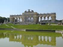 Blick auf die Gloriette des Schloss Schnbrunn. Sie erinnert an die Schlacht von Kolin am 18. Juni 1757, wo im Siebenjhrigen Krieg der Vormarsch des preuischen Knig Friedrich II. auf Wien gestoppt wurde. Wien, 19.07.2014 