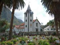 Blick vom Friedhof unter Palmen auf die barocke Pfarrkirche  Igreja de So Vicente  in So Vicente an der Nordkste von Madeira (Mrz 2014)