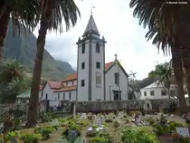 Blick vom Friedhof unter Palmen auf die barocke Pfarrkirche  Igreja de S�o Vicente  in S�o Vicente an der Nordk�ste von Madeira (M�rz 2014)
