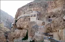 . An die Felswand gebaut -

Der Berg der Versuchung oberhalb Jerichos mit dem griechisch-orthodoxen Kloster Qarantal in abenteuerlicher Lage.

Das Foto hat mir unser Gastgeber aus Jerusalem zur Verf�gung gestellt, da mein Bild in dieser Situation durch die �ber den Berg kommende Sonne unbrauchbar wurde. Die Aufnahme entstand aus der Seilbahn.

21.03.2014 (Jochen)