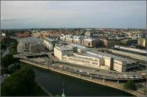 Blick vom Stadshuset-Turm auf das Gel�nde vom Stockholmer Hauptbahnhof. Dieser Bahnhof hat zwar eine sch�ne Halle im Empfangsgeb�ude, wirkt aber insgesamt un�bersichtlich und im Bahnsteigbereich wenig pr�gnant und uneinheitlich. 20.8.2007 (Matthias)