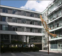 . Landratsamt Alb-Donau-Kreis in Ulm - 

2003 wurde das Gebude wiederum durch Auer und Weber erweitert. Die bisherige Gebudeform, ein spiegelverkehrtes F wurde durch ein L zu einer eckigen 8 ergnzt. Den architektonischen Ausdruck finde ich schwcher als beim Ursprungsbauteil.

24.05.2014 (Matthias)

