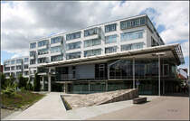 . Landratsamt Ulm - 

1987 wurde das Landratsamt des Alb-Donau-Kreises in Ulm fertiggestellt. Es entstand nach Plnen der Architekten Auer und Weber. Auer und Weber waren bis 1979 Partner von Gnther Behnisch, bei diesem Gebude ist dieser Einfluss deutlich erkennbar. Obwohl jetzt immerhin ber 25 Jahre alt, ist das Gebude immer noch recht ansehbar. 

Zahlreiche weiter Fotos:
http://architektur.startbilder.de/name/galerie/kategorie/architekten~auer-weber-architekten-stuttgart-muenchen~1987-2003-landratsamt-ulm.html

24.05.2014 (Matthias)