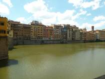 Wohn- und Geschftshuser neben der Brcke Ponte Vecchio am Arno in Florenz, Foto am 18.5.2014
