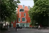 . Eingef�gt -

Die neuen Wohn- und Gesch�ftsh�user 'Hanse Carr�' in der Altstadt in M�nster f�gen sich dort gut ein. Das Ensemble der beiden Geb�ude (in Ziegelrot und in Sandsteinfarbe) entstand nach Pl�nen der Arbeitsgemeinschaft Rainer Maria Kresing - Andreas Deilmann und wurde 2009 fertiggestellt.

http://www.deilmann.com/index.php/hanse-carre.html

22.04.2014 (Matthias)