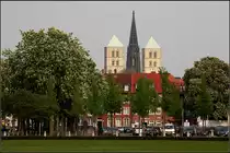 . Drei Kircht�rme zu M�nster -

Die beiden Domt�rme neben den etwas h�hren Turm der Lambertkirche in ihre Mitte. Der Fotostandpunkt war vor dem Schloss.

24.05.2014 (Matthias)