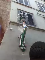 Dies ist das Wappen der Contrade OCA (Gans). Es ist eine gekr�nte Gans, die am Hals ein azzurfarbenes Band mit dem Kreuz der Savoyer tr�gt. Die Heilige Katharina von Sienna ist die Patronin und der Festtag der 29. April. Foto am 20.5.2014
