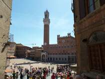 Piazza del Campo  mit dem Palazzo Pubblico in Sienna , Foto am 20.5.2014
